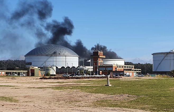 Fuego en tanque de ANCAP sobre ruta 10.