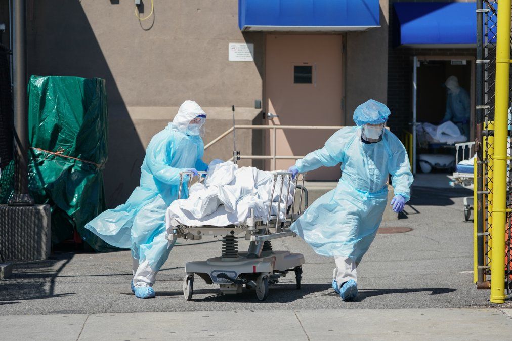 Los cadáveres se trasladan a un camión de refrigeración que funciona como depósito de cadáveres temporal en el Hospital Wyckoff en el distrito de Brooklyn