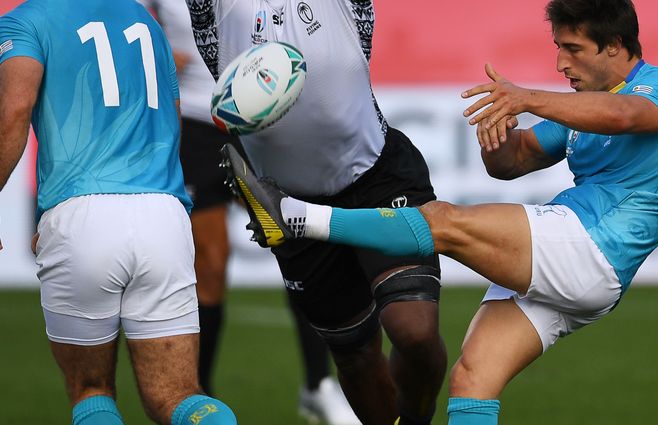 Nakarawa y Arata de Uruguay en plena disputa