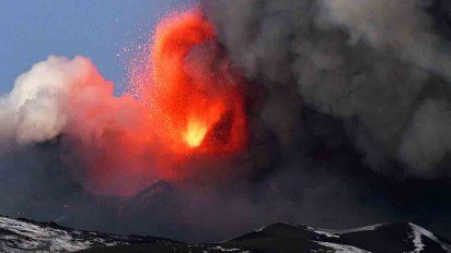 espectacular erupcion del etna provoca una lluvia de piedras