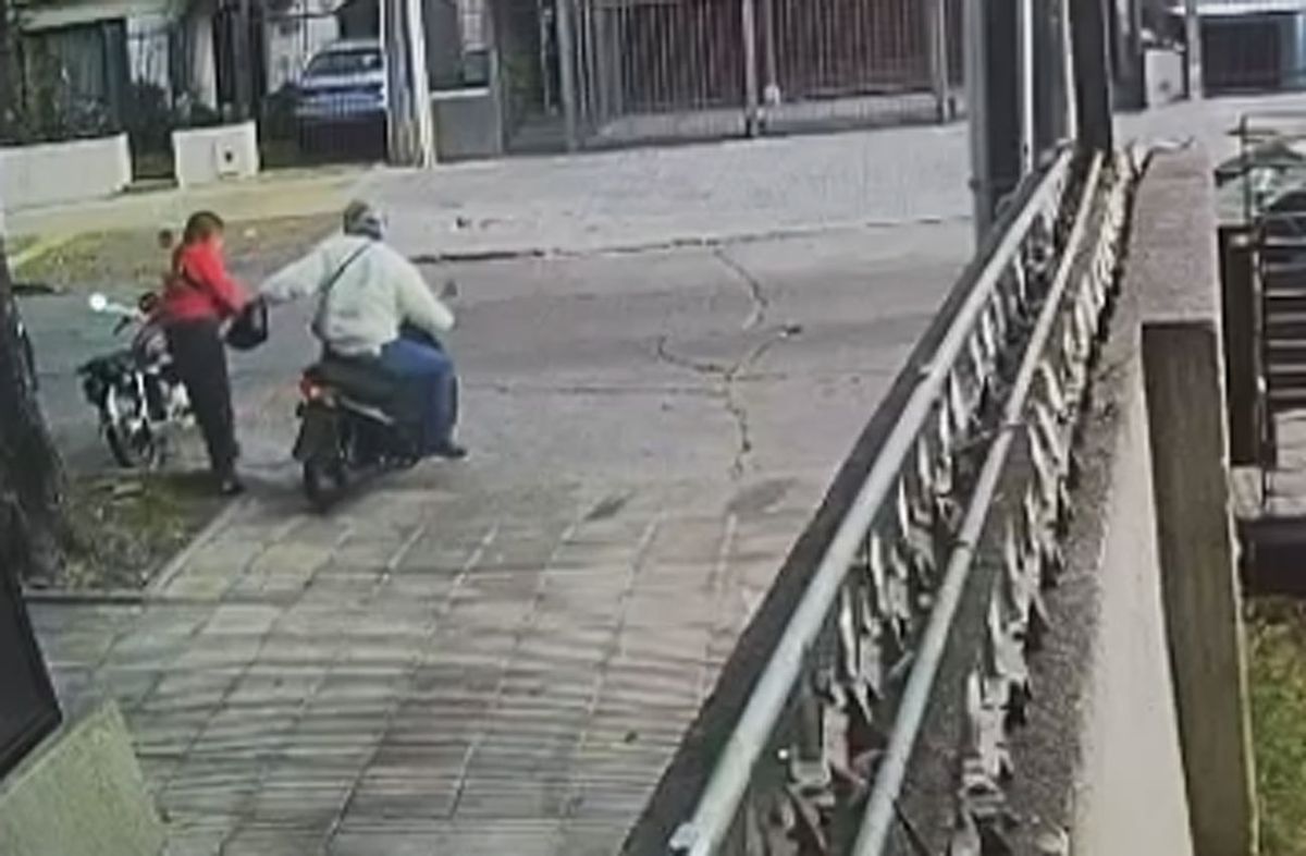 Delincuente arrastró varios metros a una mujer para robarle la cartera en Pocitos
