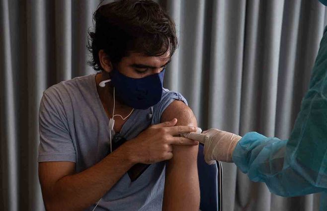 Un joven recibe su dosis de Sinovac en el Antel Arena