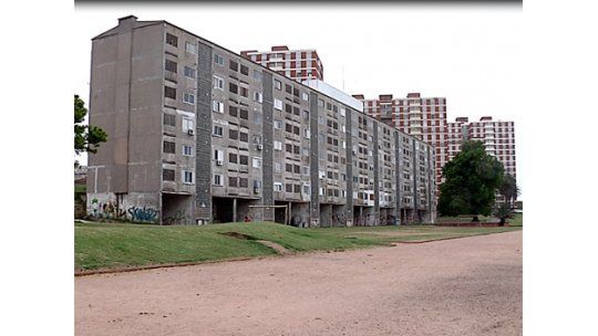 Complejo en ruinas será demolido; vecinos no se quieren ir