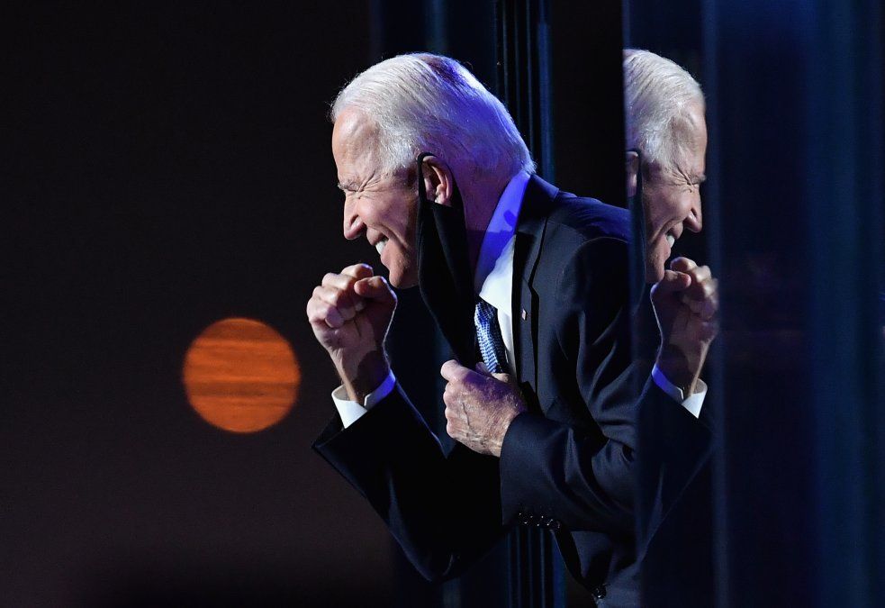 El presidente electo Joe Biden hace un gesto a la multitud en Wilmington
