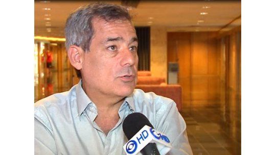 Diputado denunció que en el Parlamento fuman varios colegas