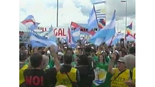 Asambleístas de Gualeguaychu volvieron al puente fronterizo