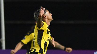 Facu Torres, volantea por todo el frente de ataque aurinegro