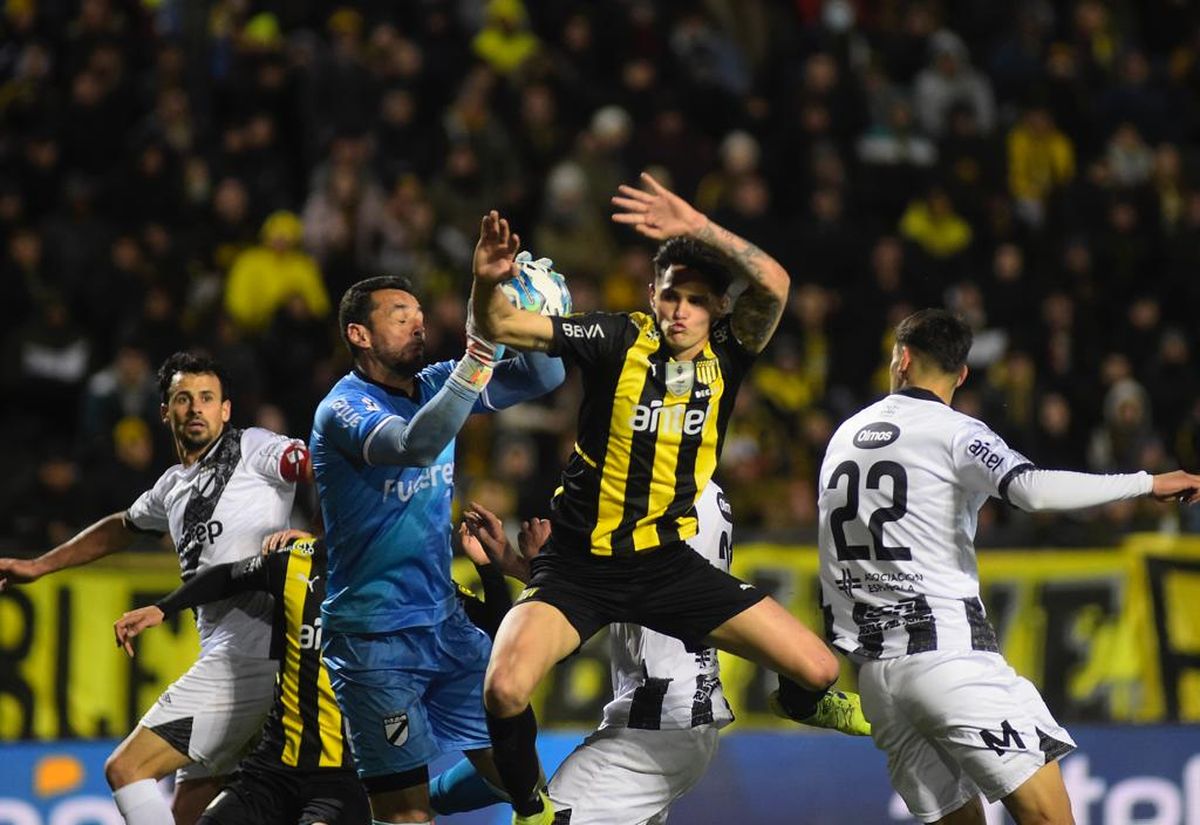 El Nacional le arrebata el Apertura al Peñarol, que empató con el Danubio