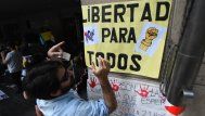 Foto: FocoUy. Familiares de hinchas de Peñarol se manifestaron en Cancillería.