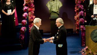 Mario Vargas Llosa recibe el Nobel de Literatura en diciembre de 2010. AFP.