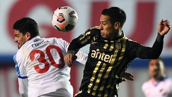 Maxi Cantera en un clásico peleando la pelota con Jesús Trindade. El primero se va de Nacional y busca equipo. El segundo se irá a México y será baja en Peñarol