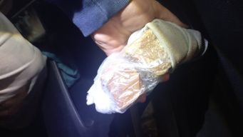 cinco detenidos en colonia durante un control vehicular; llevaban cocaina y pasta base ocultas en medias