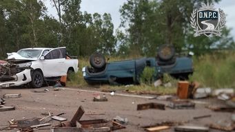 Camioneta con un tráiler cargado con colmenas estacionada en la banquina fue embestida por otro vehículo Camioneta con un tráiler cargado con colmenas estacionada en la banquina fue embestida por otro vehículo
