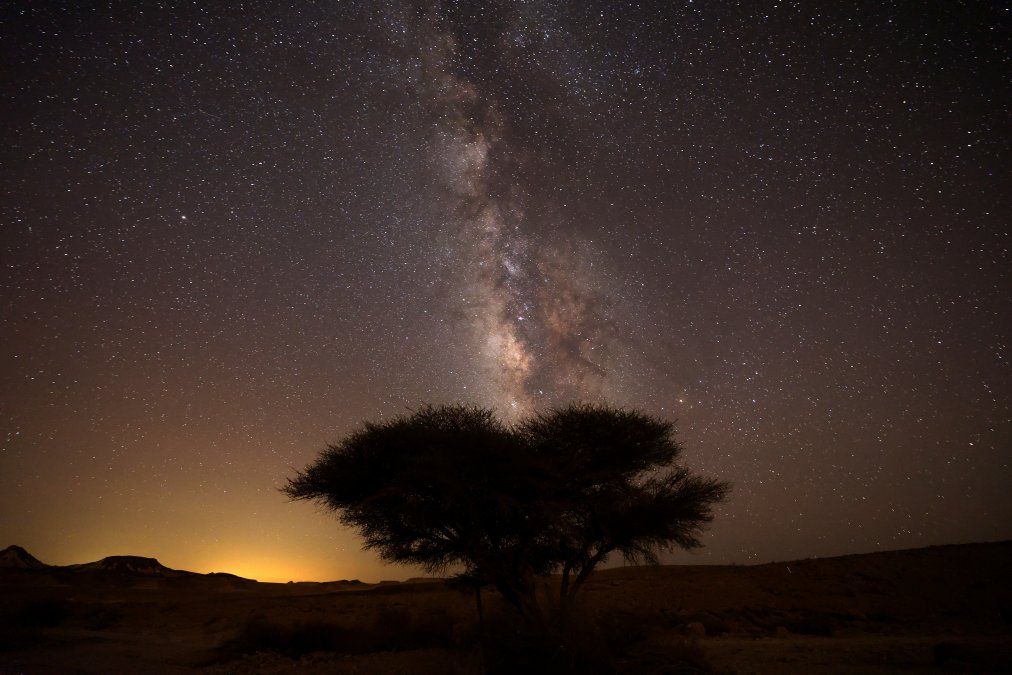 La galaxia de la Vía Láctea se eleva en el cielo nocturno sobre el desierto de Negev cerca de la ciudad israelí de Mitzpe Ramon.