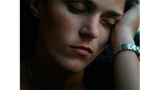 Dormir permite limpieza del cerebro, revela una investigación