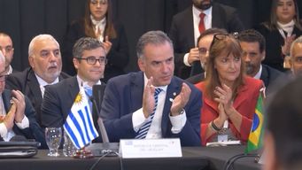 legisladores de la oposicion critican al gobierno de orsi por apoyar declaracion de la celac sin consenso