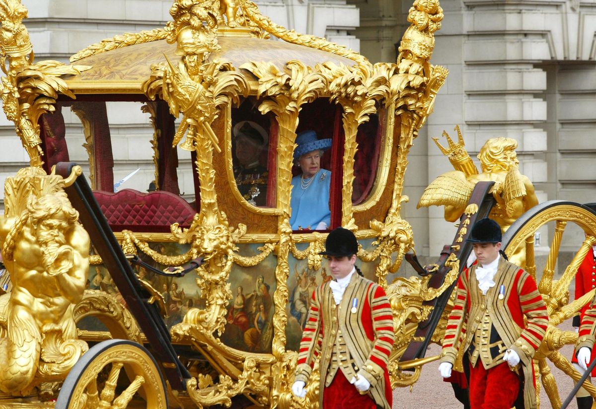 La reina Isabel II mirando desde el Gold State Coach cuando salía del Palacio de Buckingham en Londres el 04 de junio de 2002. Celebraba su Jubileo de Oro después de 50 años en el trono. Foto: AFP