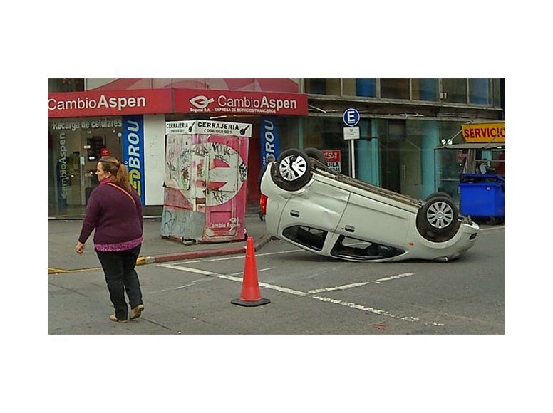 Conductor politraumatizado tras volcar auto en el Centro