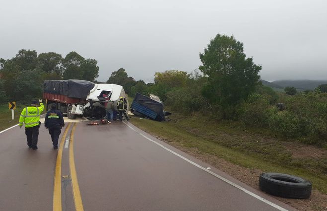 Foto: Policía Caminera. Dos camiones chocaron y uno de los conductores murió.
