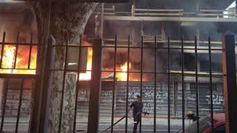 bomberos rescato a dos personas atrapadas en un incendio que afecto un edificio en construccion