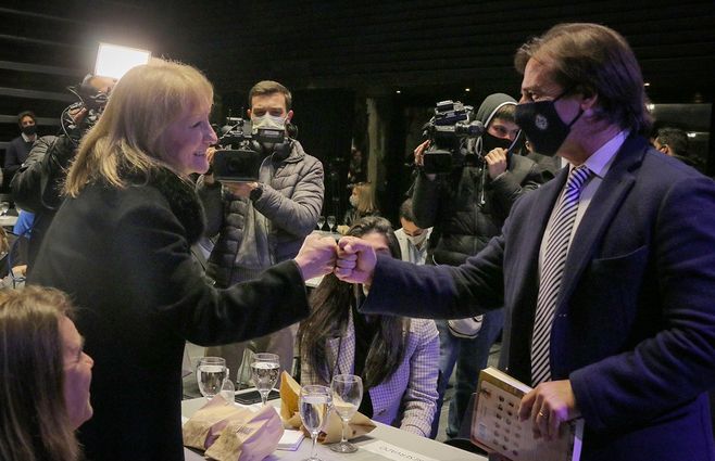 En octubre, Cosse y Lacalle Pou se encontraron en Sala Magnolio durante la presentación del libro Charlemos de vos. Poco después Cosse ganaría la Intendencia y se convertiria en la principal líder de la oposición