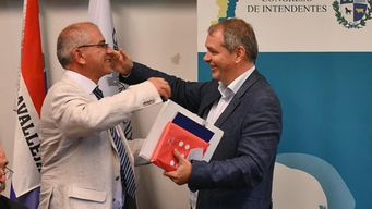 Fernando Echeverría (izquierda) recibe la presidencia del Congreso de Intendentes del saliente Guillermo López. Foto: Noelia Franco en Twitter.