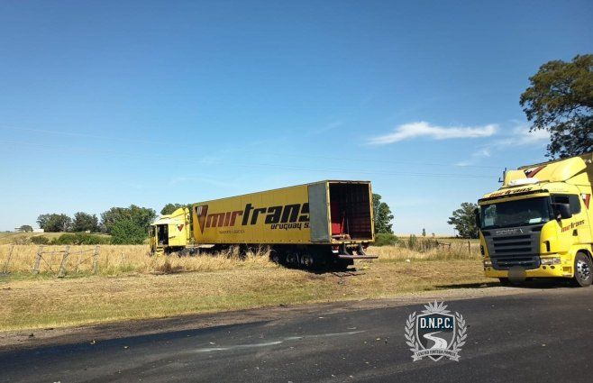El camión que chocó con la camioneta en ruta 2. Foto: Policía Caminera.