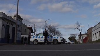 hombre vestido de policia entro a una boca de drogas, dijo que iba a allanar el lugar y fue baleado