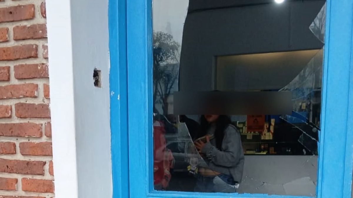 Hombre insultó, golpeó mostradores y rompió una puerta de vidrio: episodio violento en policlínica en Piriápolis