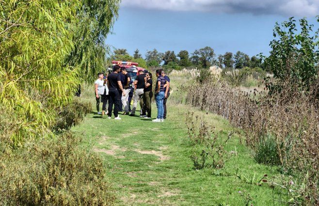 Foto: Subrayado. Policías y bomberos hacían este jueves un rastrillaje de la zona, en busca de más elementos para la investigación.