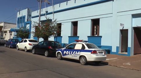 Encontraron un niño deambulando de madrugada en Rivera: Estaba llorando, con dos teléfonos en la mano, una mochilita y todo mojado, dijo vecino