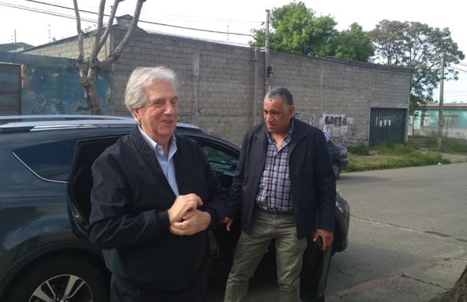Tabare Vázquez llega a la casa de su hermana en La Teja. Una rutina electoral que no abandona