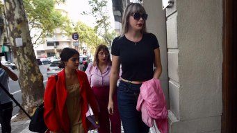 Foto: FocoUy. Romina Celeste llegó acompañada a la Fiscalía de Delitos Sexuales.