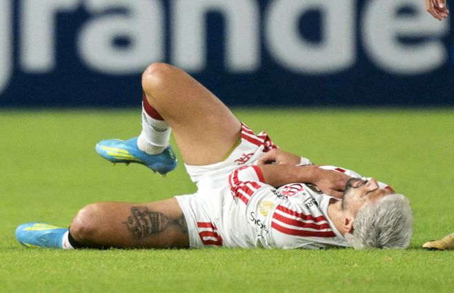 De Arrascaeta se fracturó la clavícula y está en duda para el Mundial