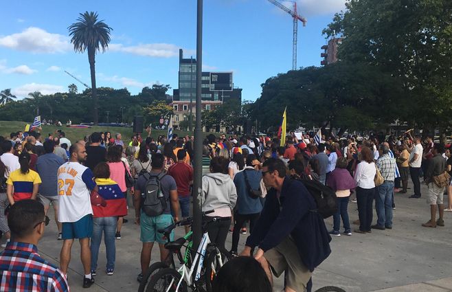 Venezuela-venezolanos-en-plaza-la-bandera.jpg