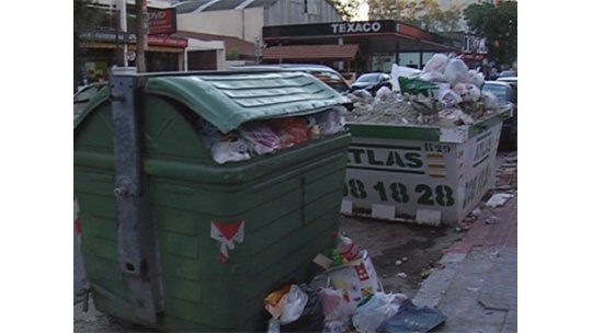 Proponen devolver impuestos por tener contenedores en la puerta