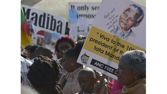 Se suman homenajes a Mandela, que sigue en estado crítico