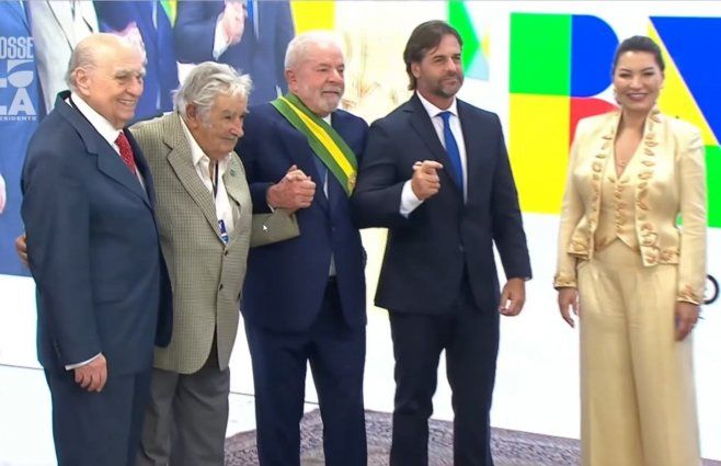 Lula-con-Lacalle-pou-Sanguinetii-y-Mujica-saludo.jpg