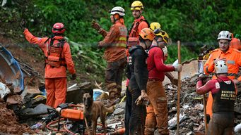 Rescatistas buscan personas en los escombros. Foto: AFP