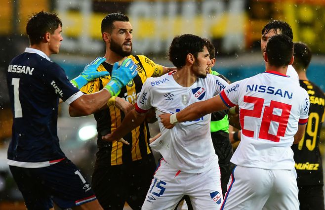 Forcejeos al final del partido. Los problemas siguieron en el túnel y rumbo a los vestuairos. Debieron intervenir seguridad de ambos clubes