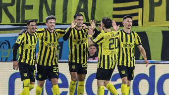 copa libertadores: penarol gano 4 a 0 a the strongest, con goles de fernandez, silvera, baez y batista