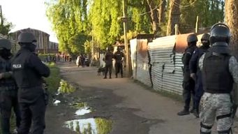 investigan si adolescente detenido esta vinculado con ataque a una mujer policia