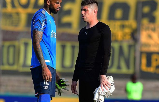Mejía y Dawson hablan después del partido. Ambos arqueros fueron casi espectadores. Hubo pocas jugadas de gol. 