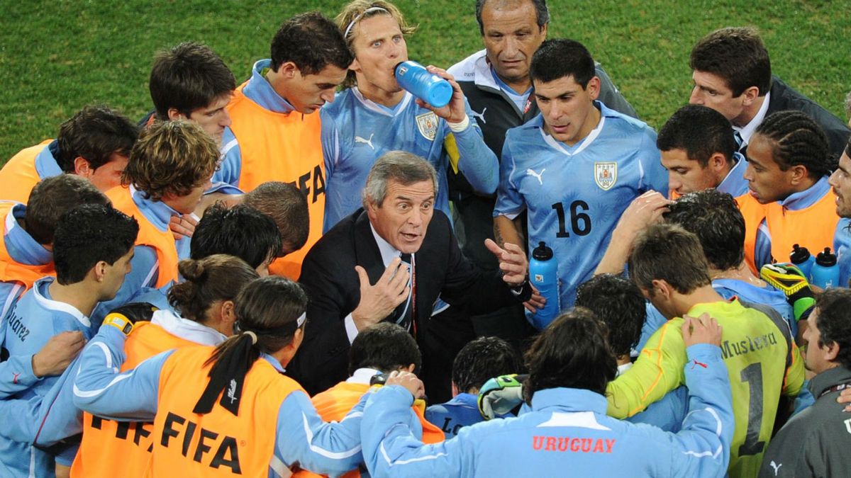 A Tabárez, con cariño: Estrellas del futbol de Uruguay se despiden del  'Maestro