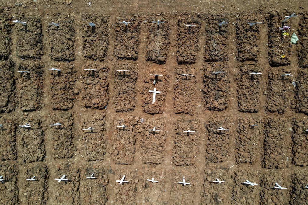 Esta fotografía aérea muestra las tumbas de las víctimas del coronavirus COVID-19 en el cementerio de Rorotan, en Yakarta. &nbsp;