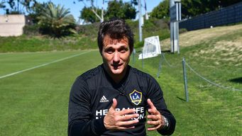 barros schelotto, nuevo tecnico de la seleccion paraguaya, uno de los futuros rivales celestes