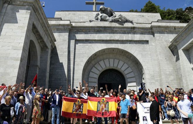 Neofalangistas hacen el saludo fascista frente&nbsp;El&nbsp;Valle de los Caídos, en San Lorenzo de El Escorial, a 50 km de Madrid,. El mausoleo fue construido por el propio Franco en los años 40. En 2007 la Ley de Memoria Histórica fue parcialmente cambiada con el objetivo de sacar de allí al exdictador..