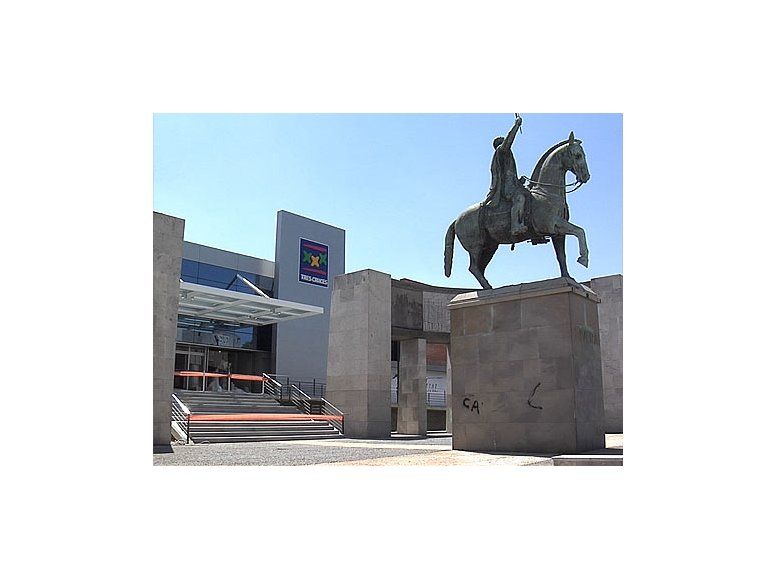 Tres Cruces inaugura obras en shopping y estacionamiento