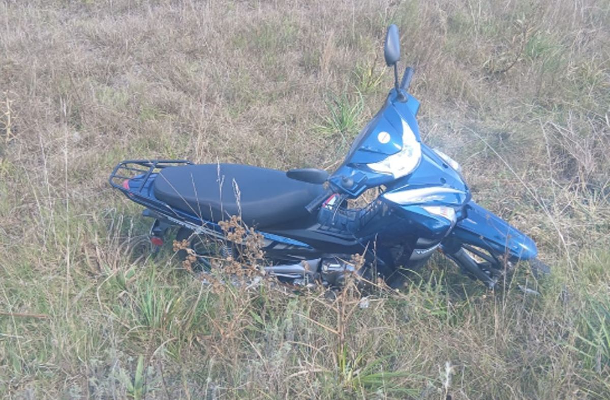 Motociclista y acompañante murieron tras caída de tanques de miel de un camioneta y chocar, en ruta 107