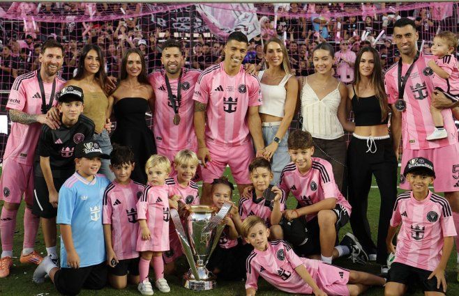 Messi festejó con Jordi Alba, Suárez, Busquets y sus familias. Foto: AFP